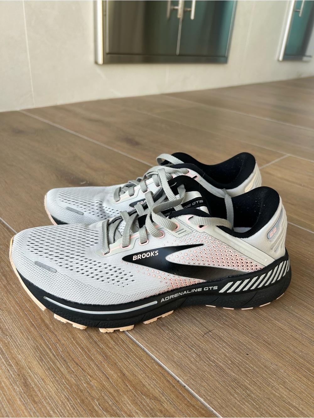 Brooks Adrenaline GTS women’s Running Shoes - Light Gray & Black